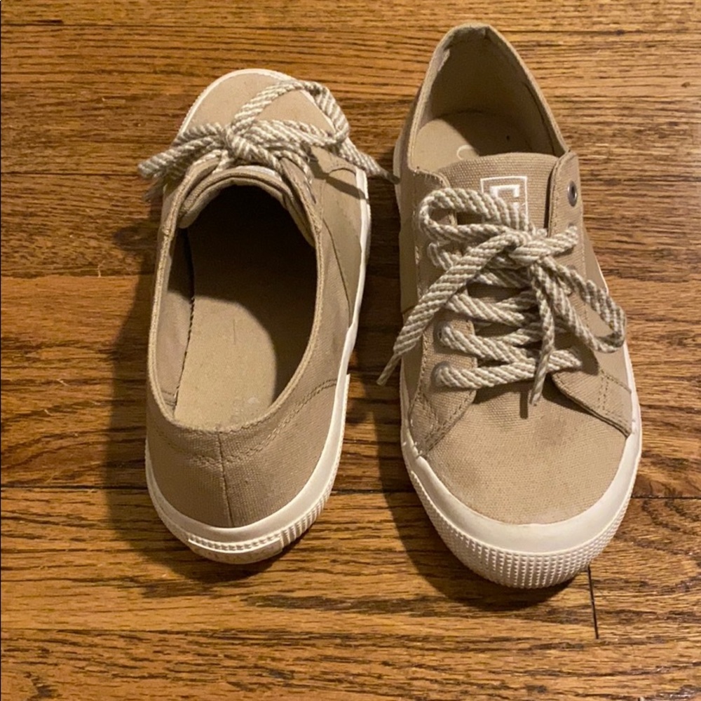 Chaps tan sneaker